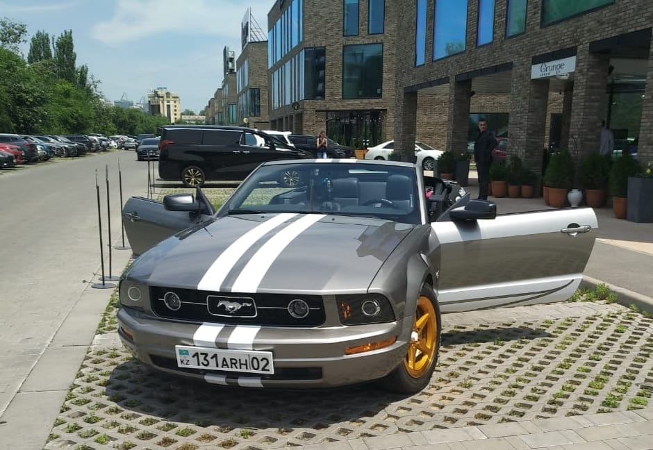 Ford Mustang Grey <br> <br> 1 час 40 000 тг.  <br>   2-3 ч. - 35000тг/час